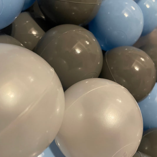 Zbliżenie na kulki do basenu Błękitna Chmurka – piłeczki w odcieniach szarości i bieli