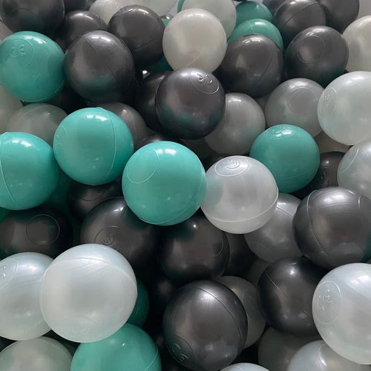 Zbliżenie na kulki do basenu 6 cm – Miętowa Perfekcja BubbleHuggle