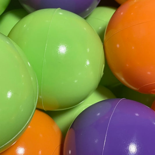 Zbliżenie kulek do basenu Owocowa Fiesta – piłeczki pomarańczowe i fioletowe