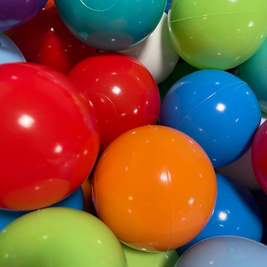 Zbliżenie na piłeczki do basenu Burza Kolorów – intensywne kolory 7 cm
