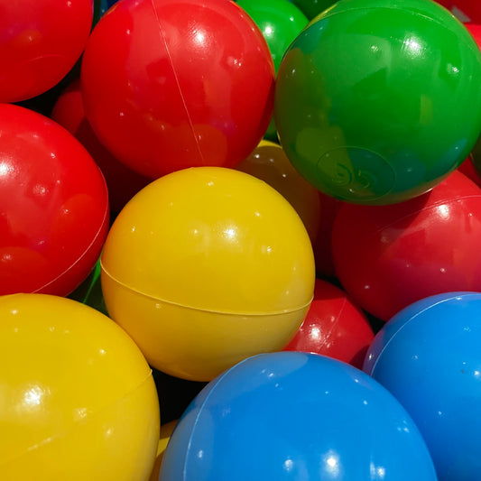 Zbliżenie kolorowych kulek do basenu 7 cm – czerwony, żółty, niebieski