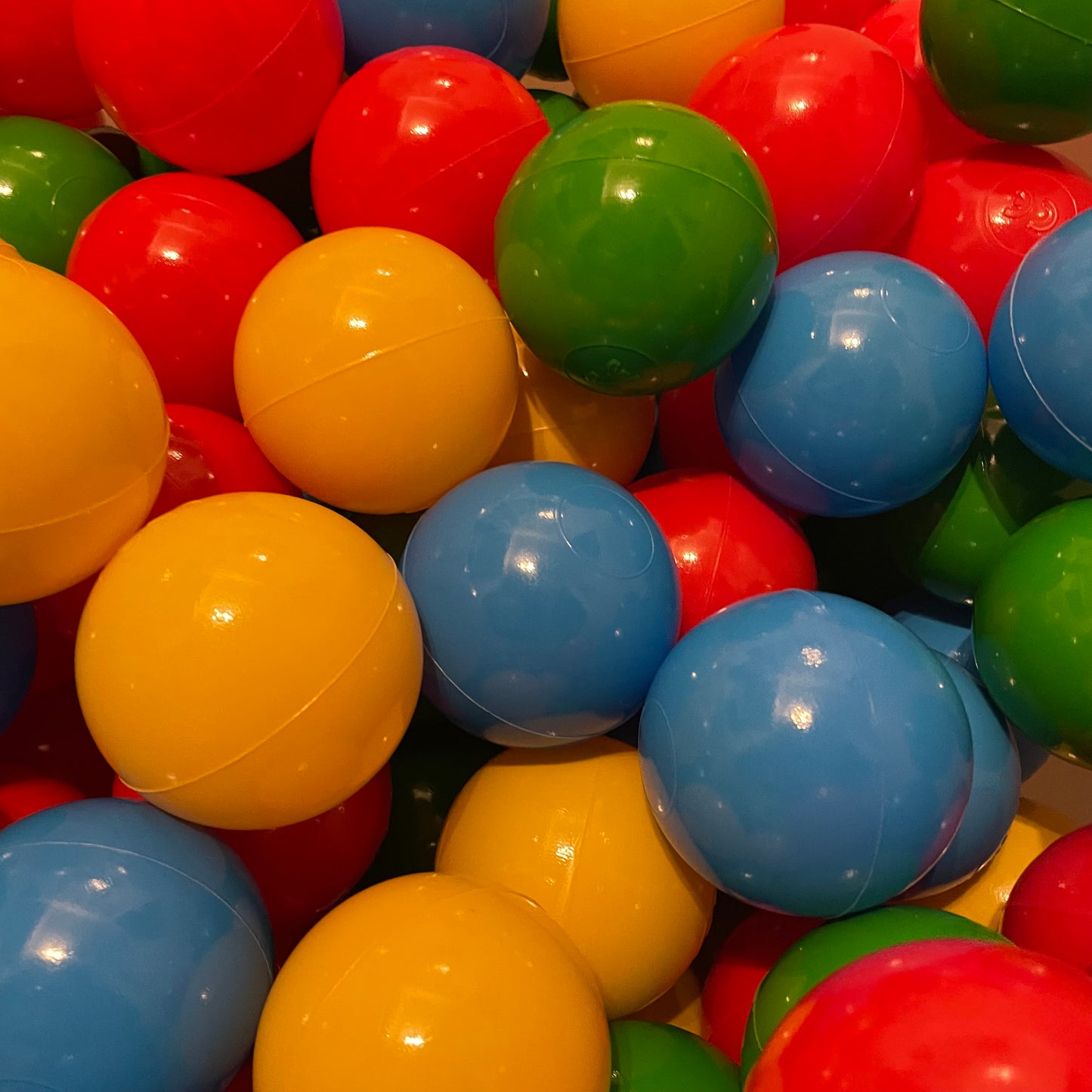Piłeczki do basenu BubbleHuggle – zestaw 7 cm trzymany w zółtym świetle