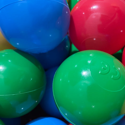 Zbliżenie kolorowych piłeczek do basenu – BubbleHuggle 6 cm