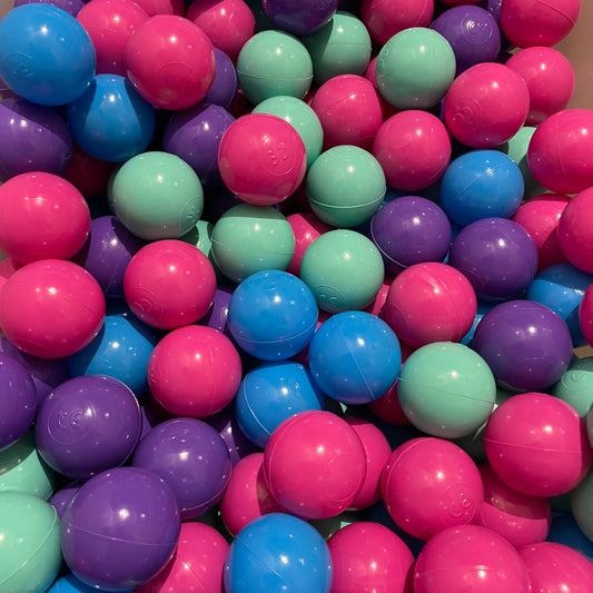 Zbliżenie pastelowych piłeczek do basenu 6 cm – róż, mięta, fiolet